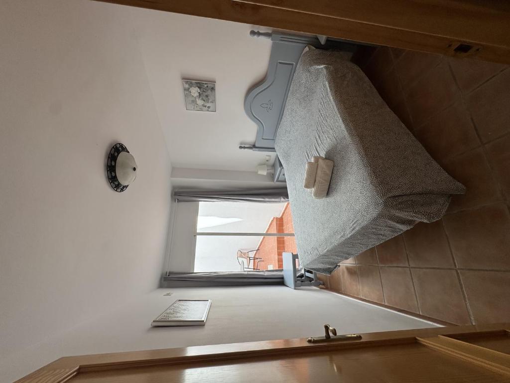 a kitchen with a sink and a window at Turquesa Zon & Strand Carihuela in Torremolinos