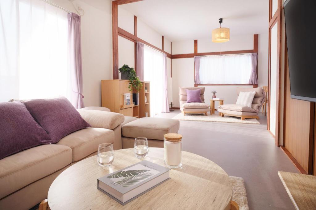 a living room with a couch and a table at Villa Vino in Fuefuki