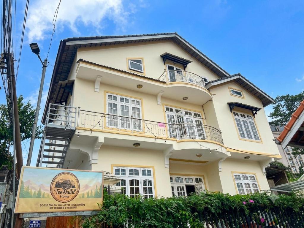 a yellow house with a sign in front of it at TeeDalat Home in Khu Chi Lăng