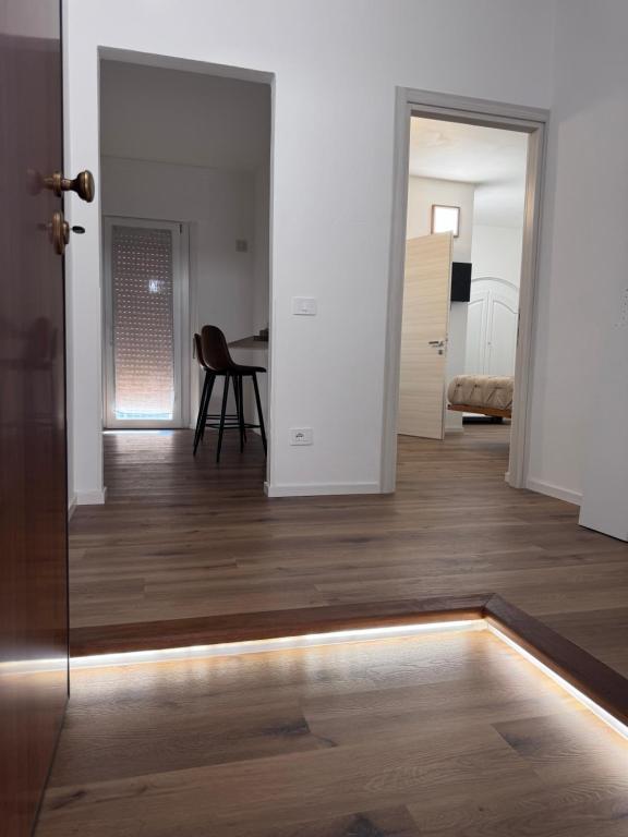a living room with a table and a dining room at aliseo in Olbia