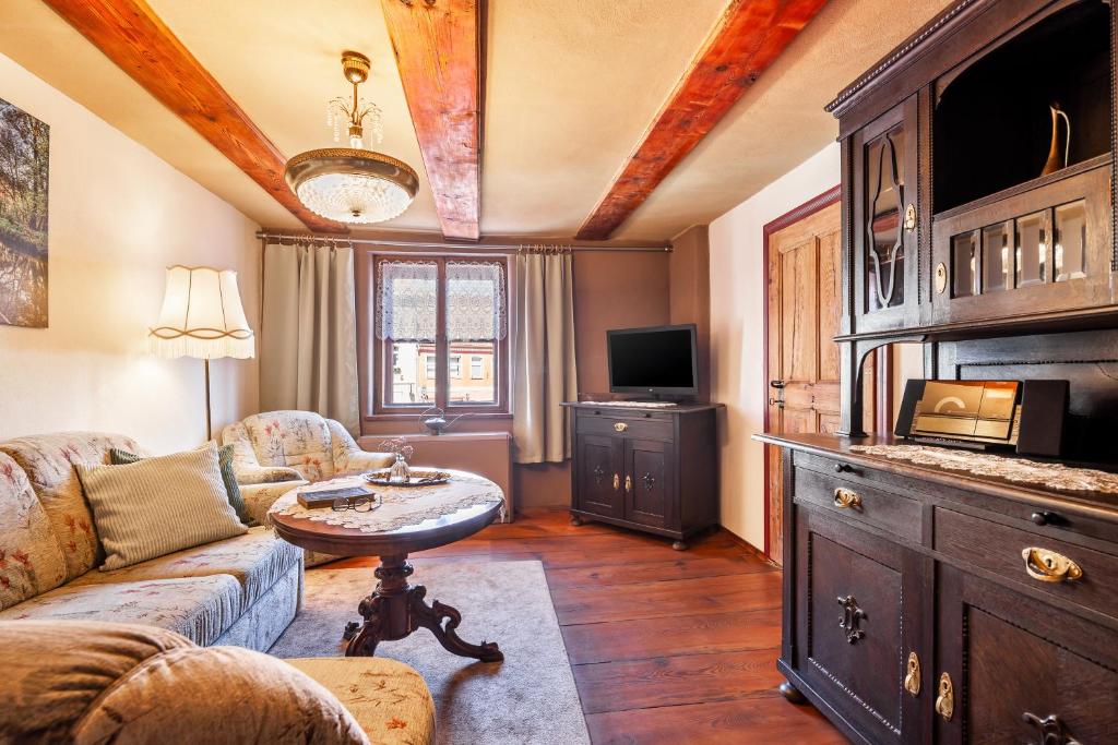 a living room with a couch and a table at Zeitreise in Lübbenau