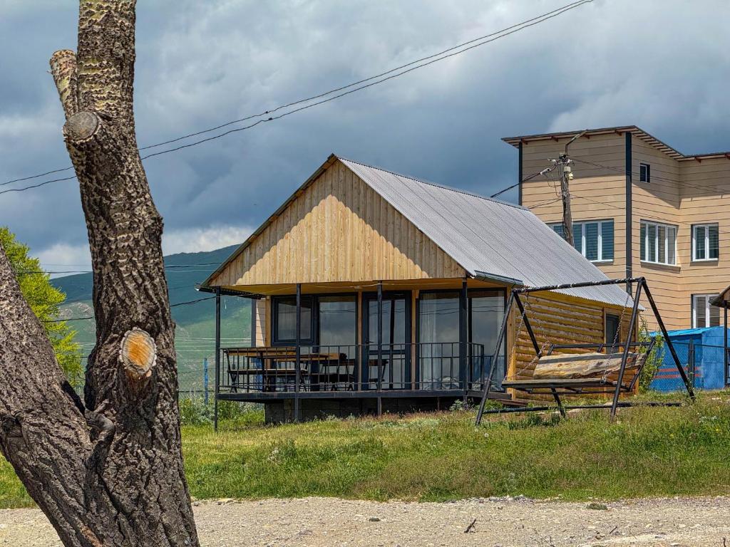 una casa con un portico e un'amaca davanti di Nirok a Sevan