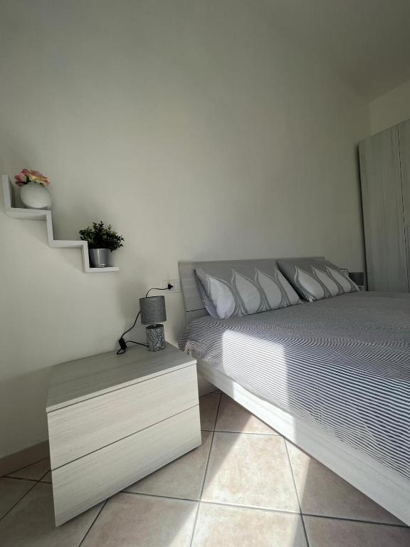 a bedroom with a bed and a nightstand with a bed sidx sidx sidx sidx at Vista mare in San Vincenzo