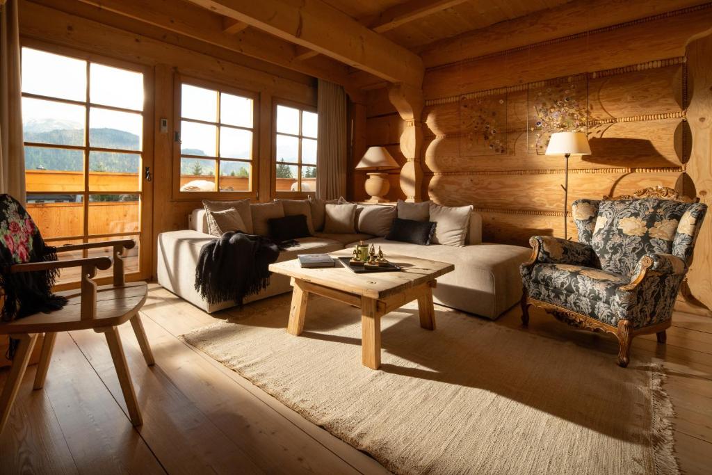 a living room with a couch and a table at Villa Miodula in Kościelisko