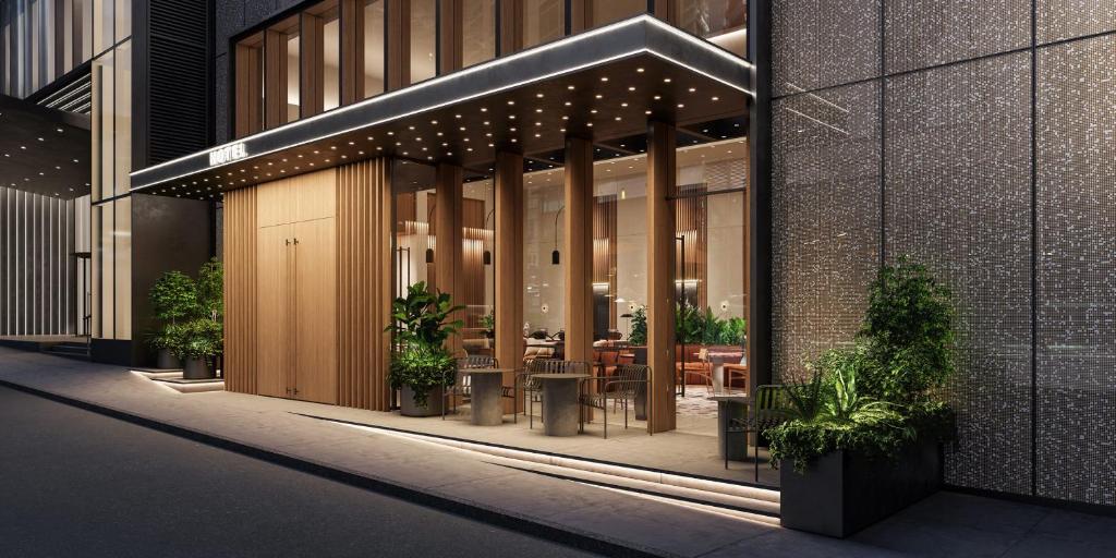 Ein Ladenlokal mit Tischen und Stühlen in der Unterkunft Little Something Hotel NYC in New York