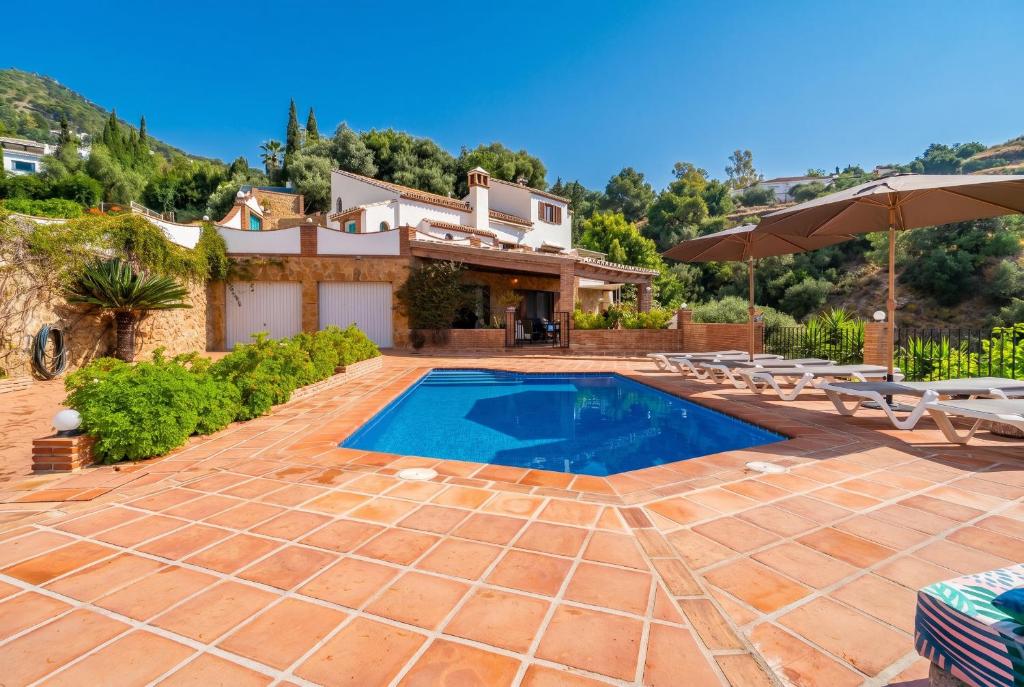 a villa with a swimming pool and a house at Cubo's Villa La Gitanilla in Mijas