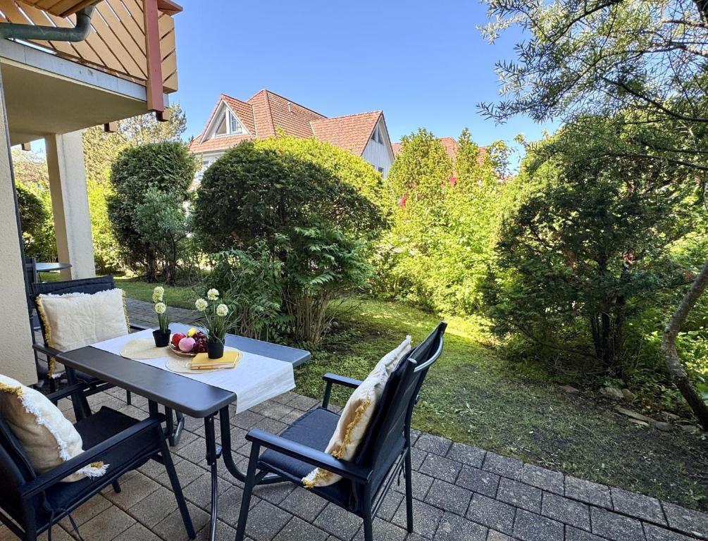 a table and chairs sitting on a patio at Oewern Diek App 03 in Wustrow