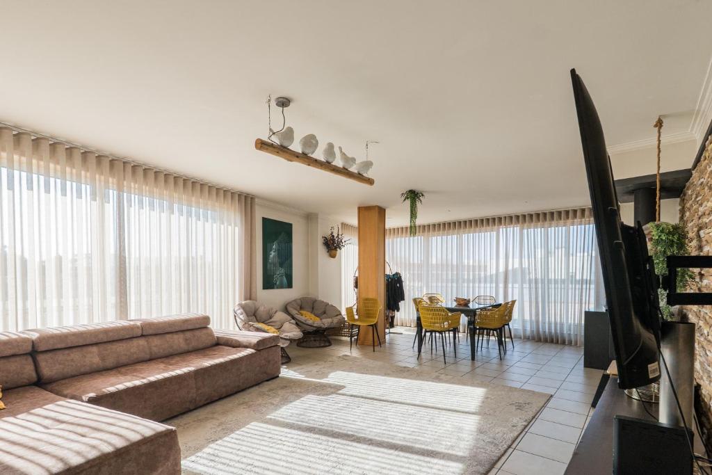 a living room with a couch and a table at Cantinho do Cávado in Fão