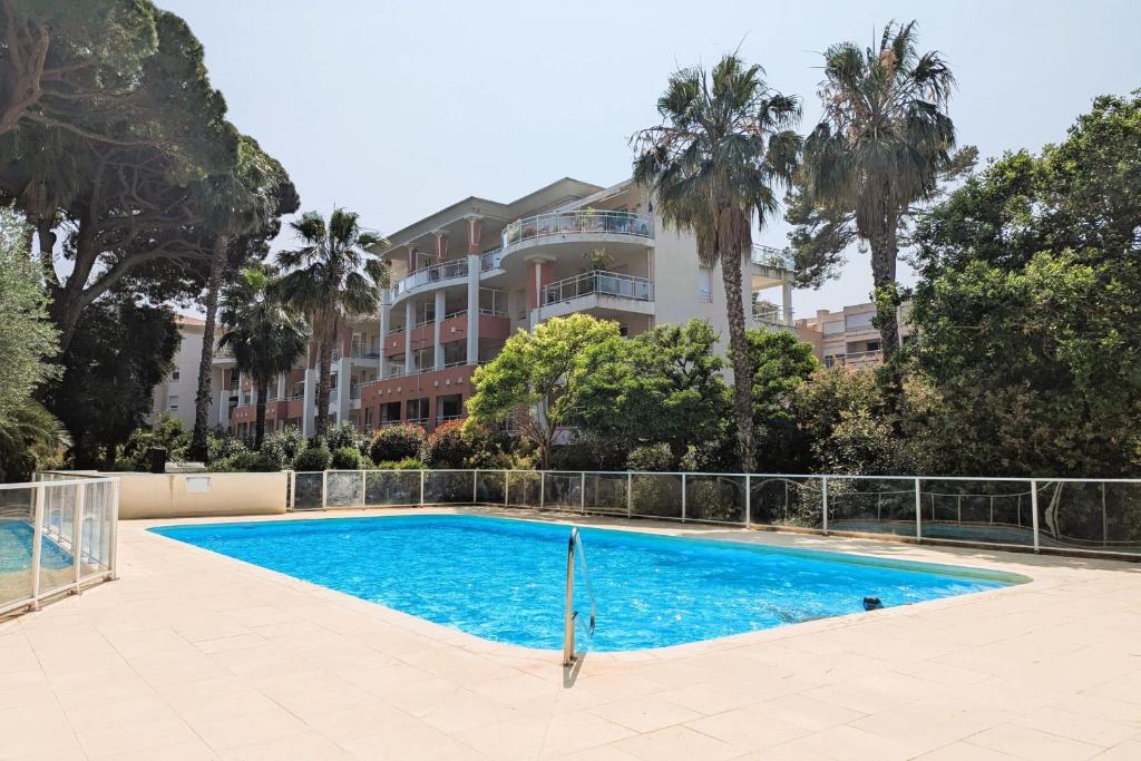 Apartment of 70 m with shared pool in Hyères