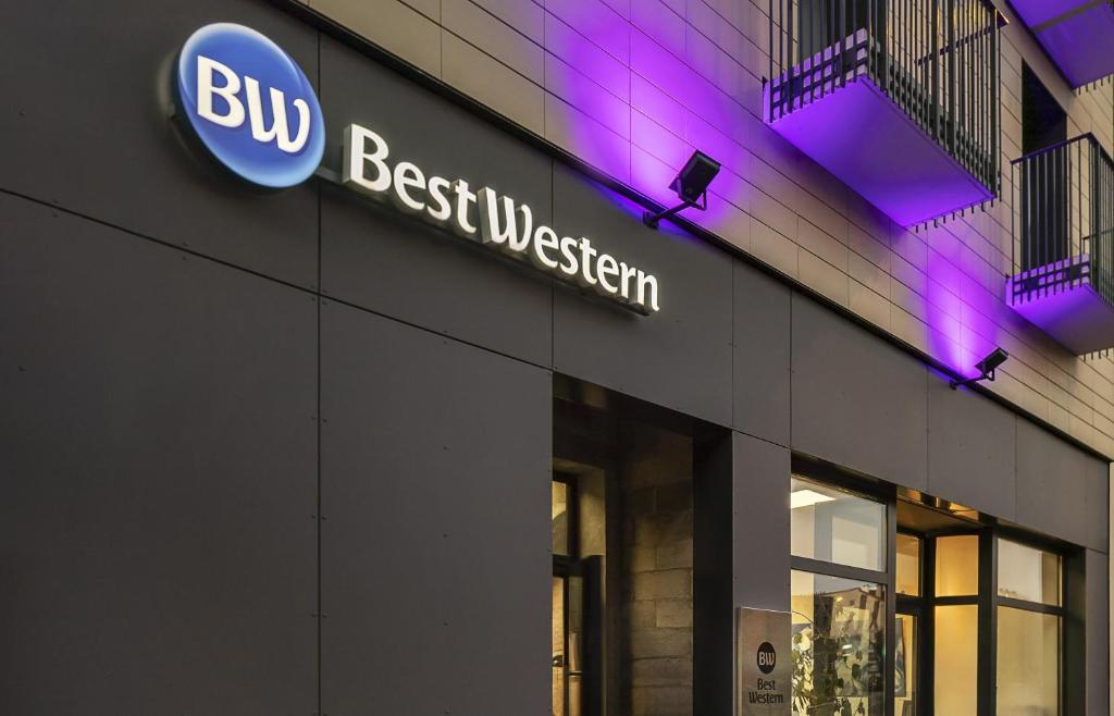 Et logo, certifikat, skilt eller en pris der bliver vist frem på Best Western 11BAUER Paris Saint-Ouen