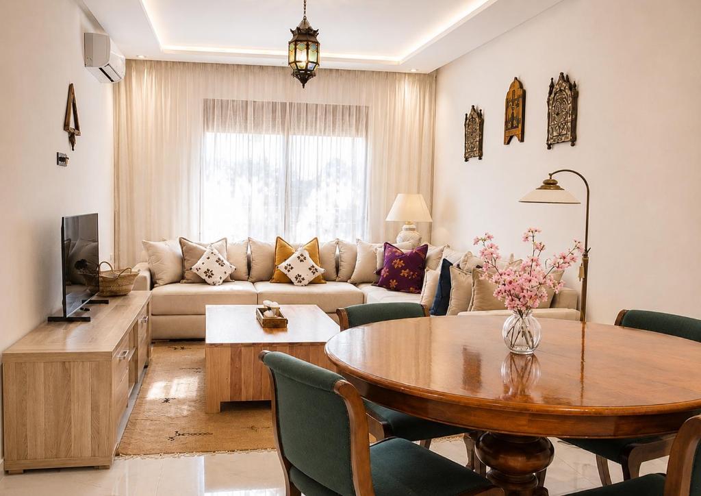 a living room with a table and a couch at Azra Mila Appart luxe famille uniquement in Saïdia