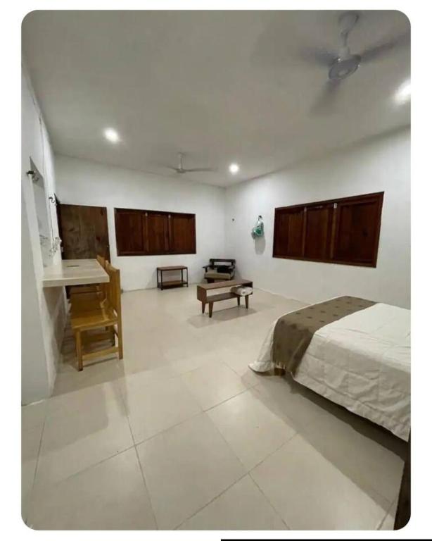 a bedroom with a bed and a desk in it at Precioso chalet en Telchac Puerto in Telchac Puerto