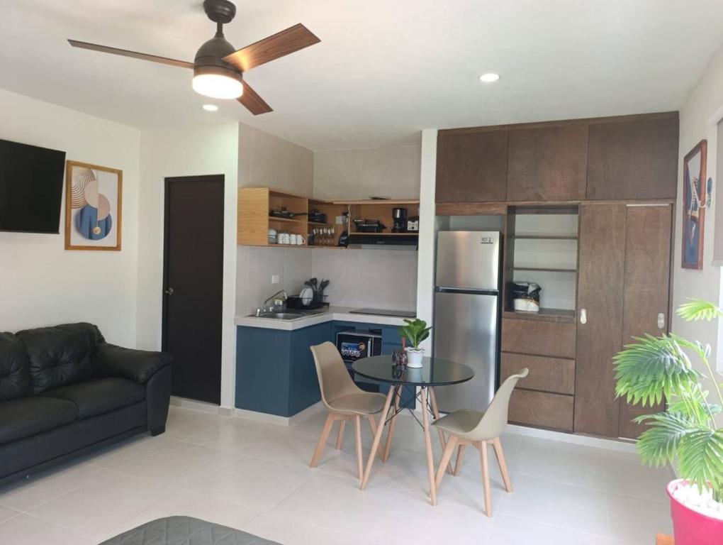 a living room with a couch and a table and a kitchen at Loft Elegante Comodo 2 personas in Mérida