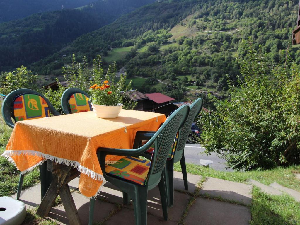 een tafel en stoelen met uitzicht op een berg bij Cozy chalet in Bister near ski area in Betten
