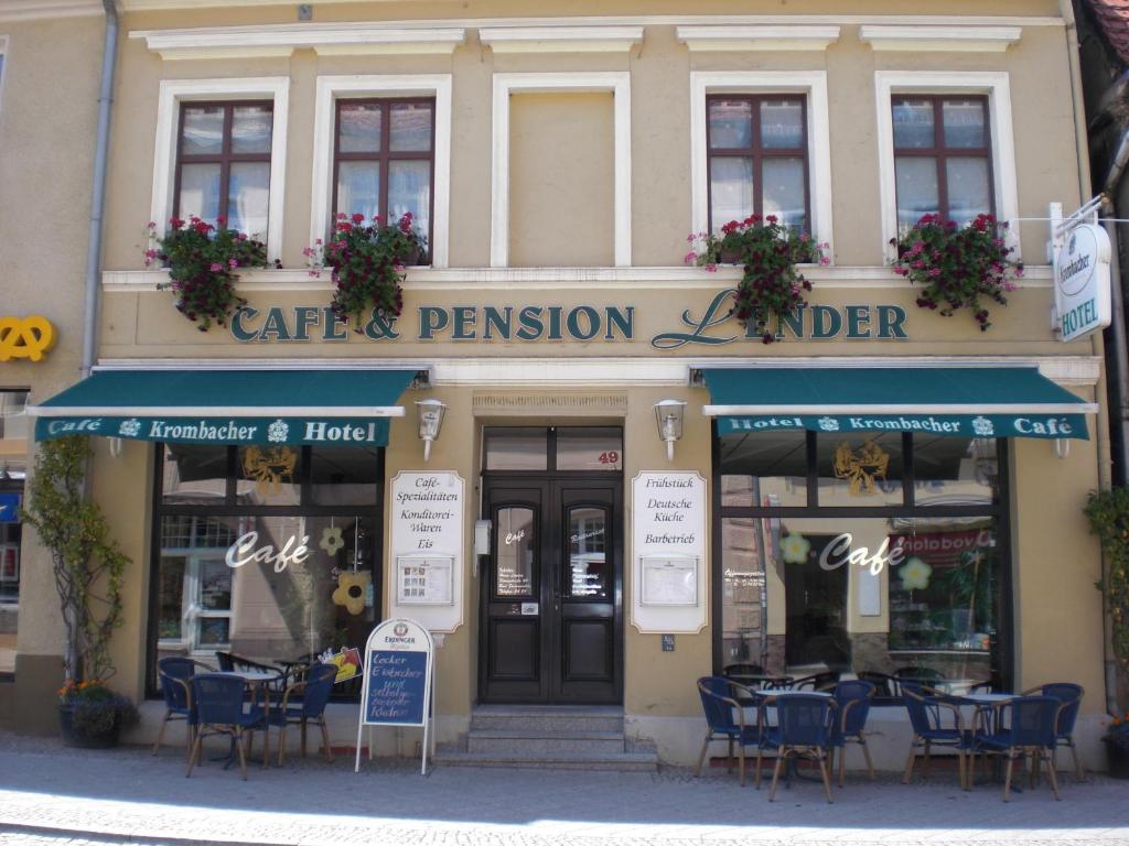 restauracja ze stołami przed budynkiem w obiekcie Hotel-Pension Lender w mieście Bad Freienwalde
