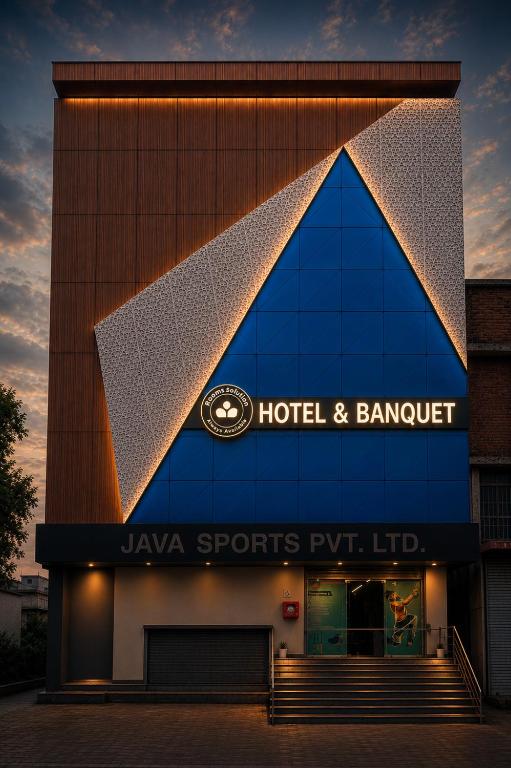 ein Hotel mit einem großen Gebäude und einem Schild darauf in der Unterkunft Roomssolution ! Best Hotel In Patna in Gulzārbāgh