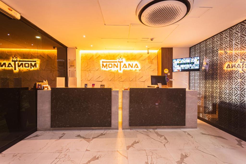 a lobby with a reception desk in a building at HOTEL MONTANA in Bello