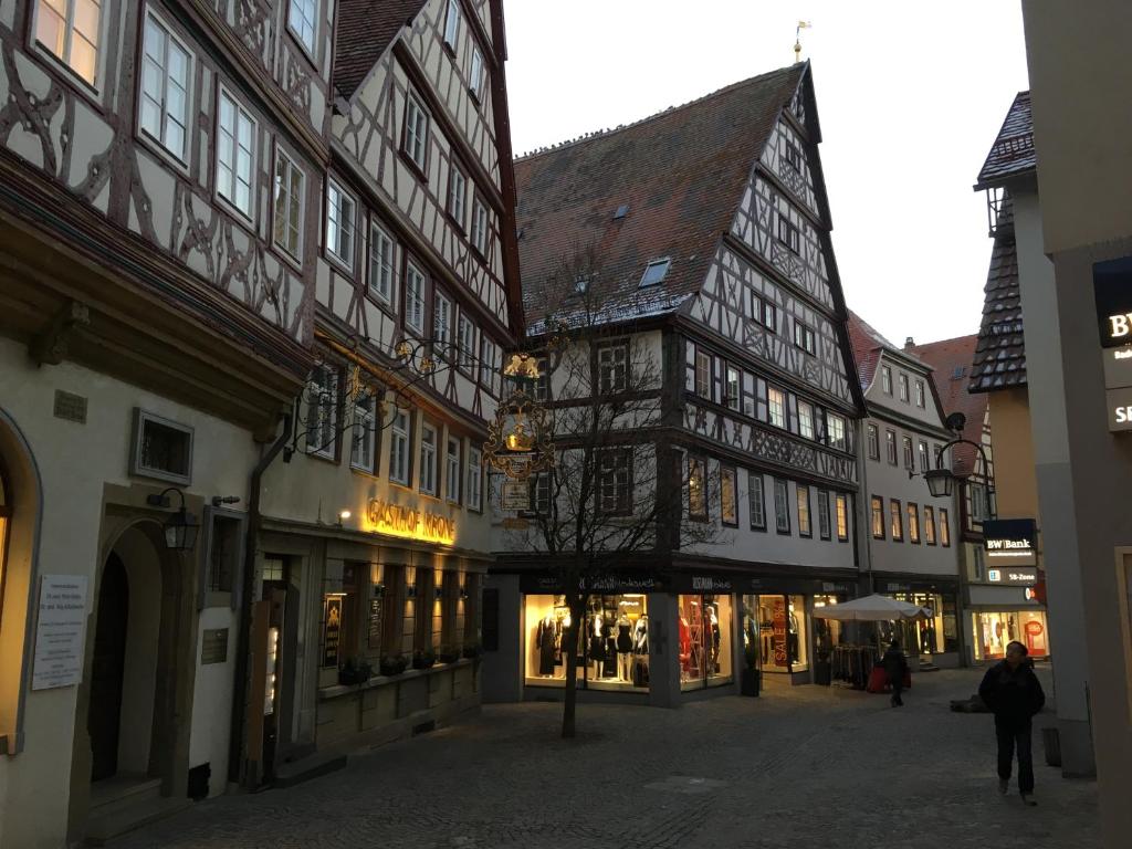 una calle de la ciudad con edificios y gente caminando por una calle en Brauereigasthof Krone Öhringen en Öhringen