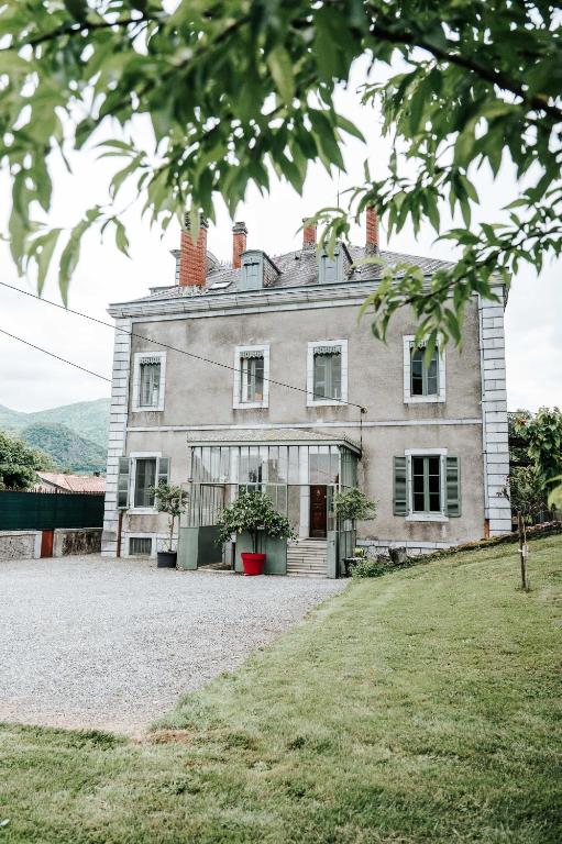 an old house with a large yard in front of it at Chateau de La Lanette in Saléchan