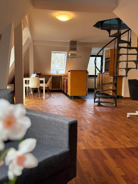 a living room with a couch and a dining room at Charming Apartment Stade in Stade
