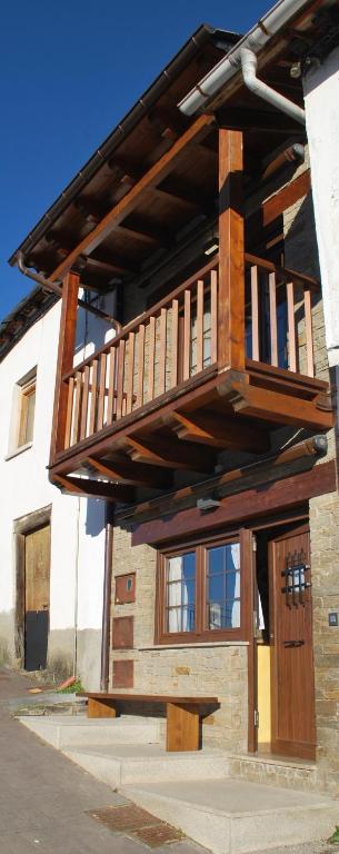 a building with a balcony on top of it at Las Maticas in Molinaseca