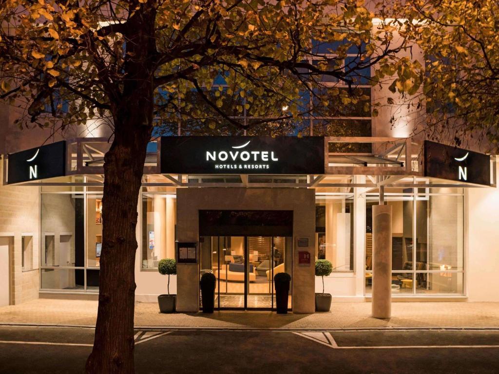 a building with a novation sign in front of it at Novotel Château de Versailles in Versailles