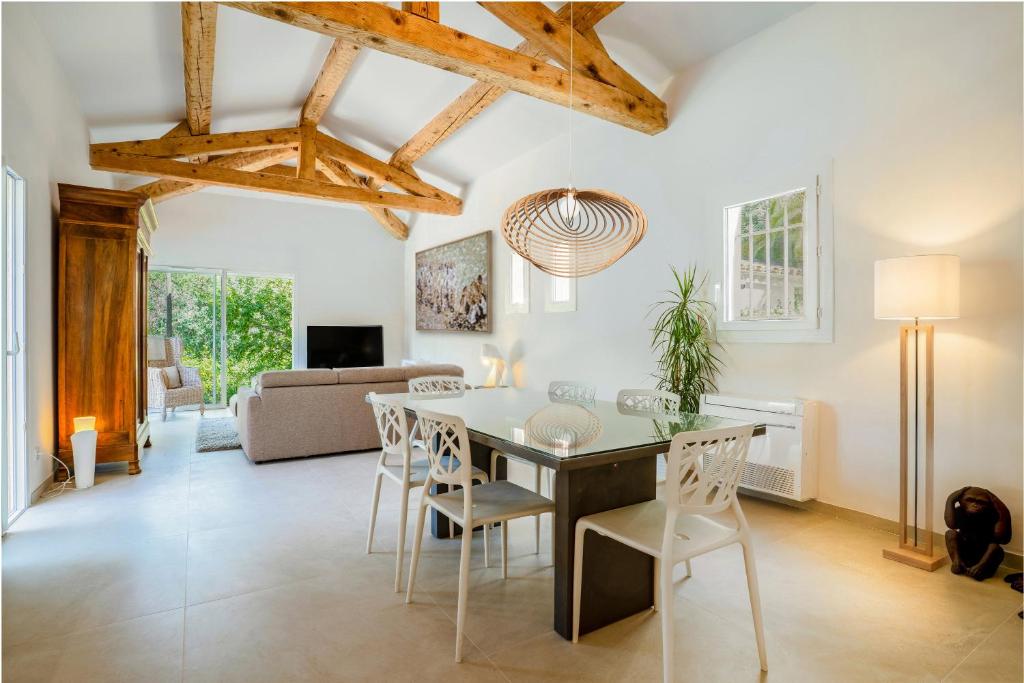 La Villa Estérelle — Vue golf piscine élégance