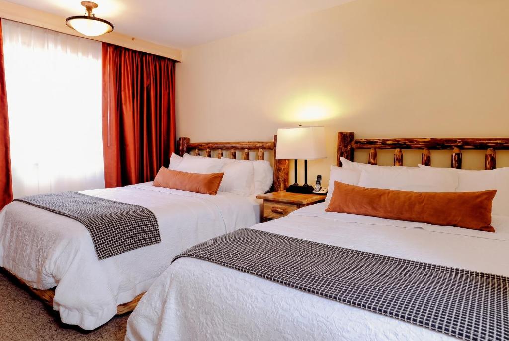 Adirondack Spruce Lodge - Two-Bedroom Suite