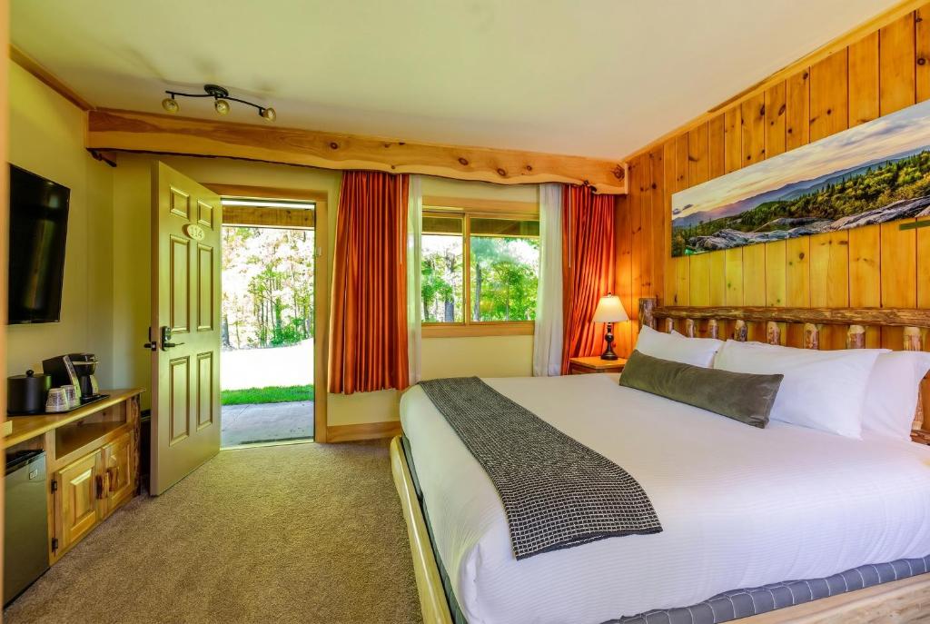 Adirondack Spruce Lodge - King Room With Mountain View