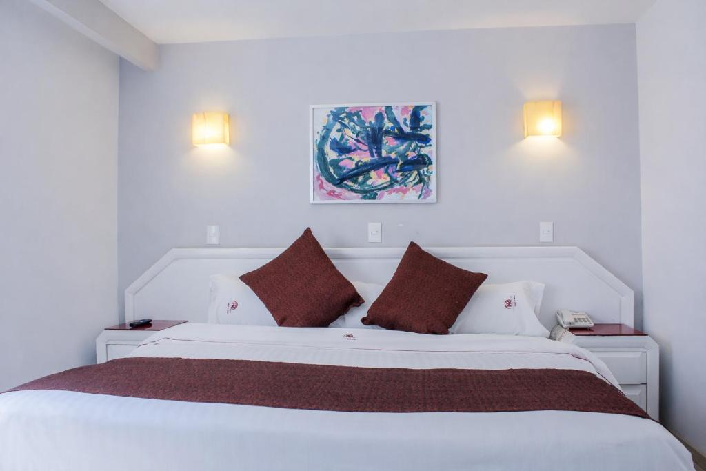 A bed or beds in a room at Hotel Regente