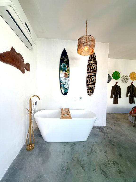 a bathroom with a bath tub in a room at Studio Havaí - Village Capixaba in Gravatá
