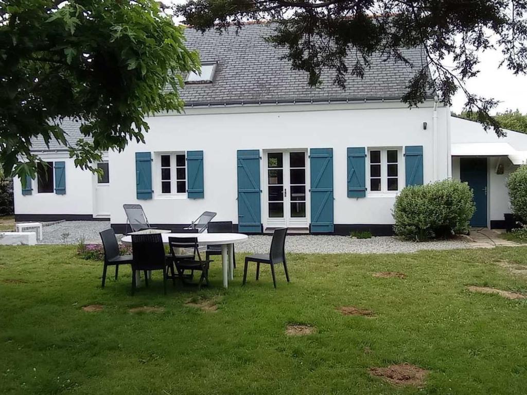a table and chairs in front of a house at Maison lumineuse avec jardin à Sauzon, proche plage - FR-1-418-70 in Sauzon