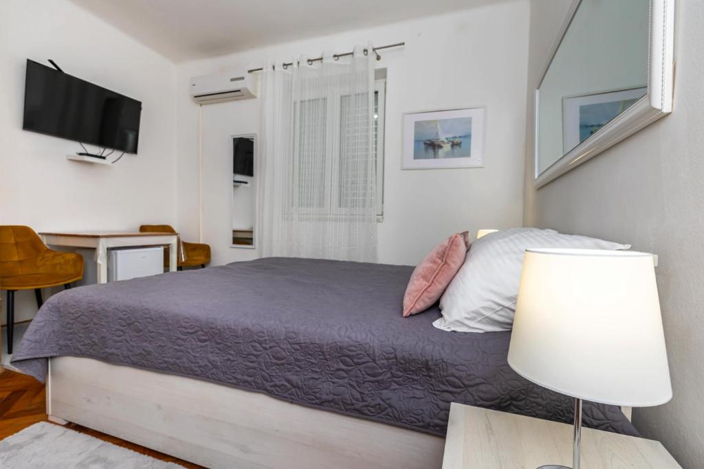 Double bedroom in center
