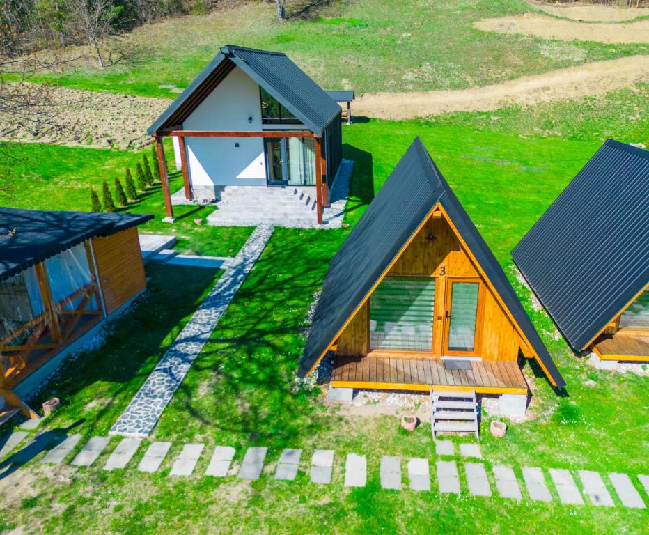 an overhead view of a tiny house with a greenhouse at La Casute Piatra Teiului in Poiana Largului