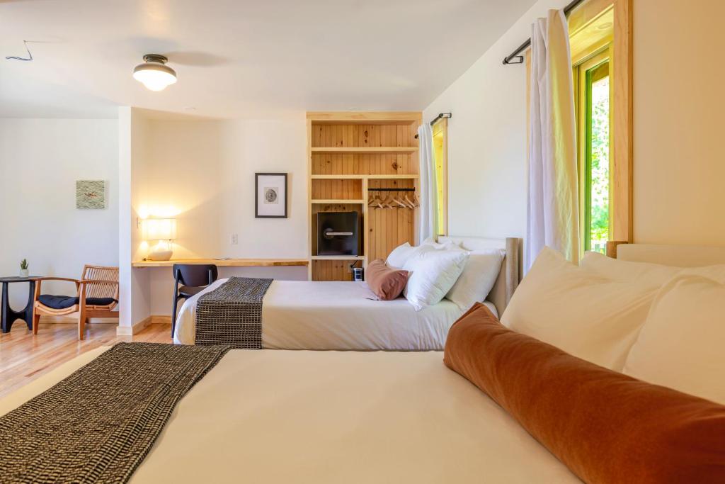 Adirondack Spruce Lodge - Queen Room With Spa Bath