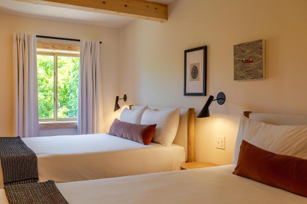 Adirondack Spruce Lodge - Superior Queen Room