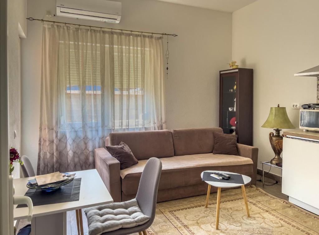 a living room with a couch and a table at Cozy spacious apartment in Peje