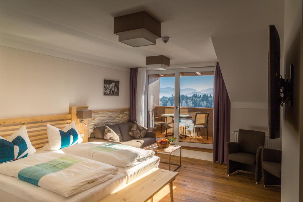 Hotel Christine في أيزنبرغ: غرفة نوم مع سرير وغرفة معيشة