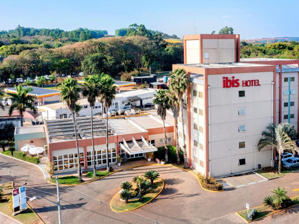 an overhead view of a ups hotel with a parking lot at ibis Piracicaba in Piracicaba