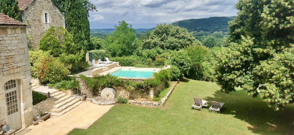an aerial view of a backyard with a swimming pool at Manoir Jorama - ancien musée de Joséphine Baker in Castelnaud La Chapelle