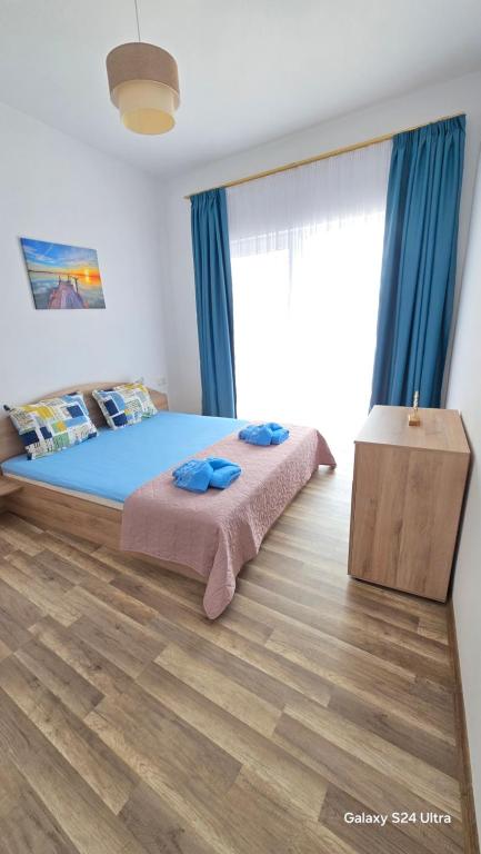 ein Schlafzimmer mit einem Bett und einem großen Fenster in der Unterkunft Villa ASTERA in Pefkari