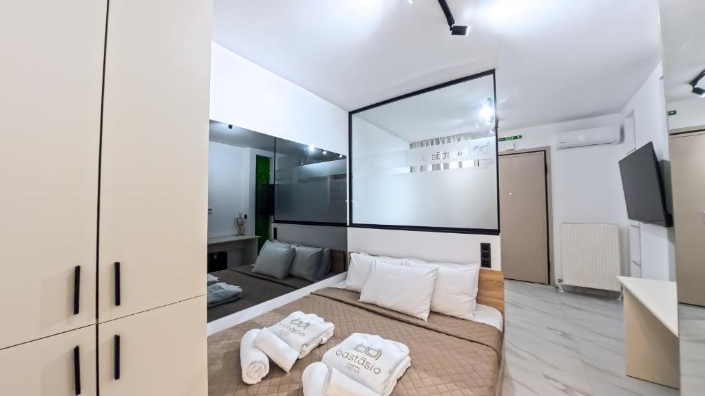 ein Wohnzimmer mit Bett und Fernseher in der Unterkunft Bastasio Youth Studio in Thessaloniki