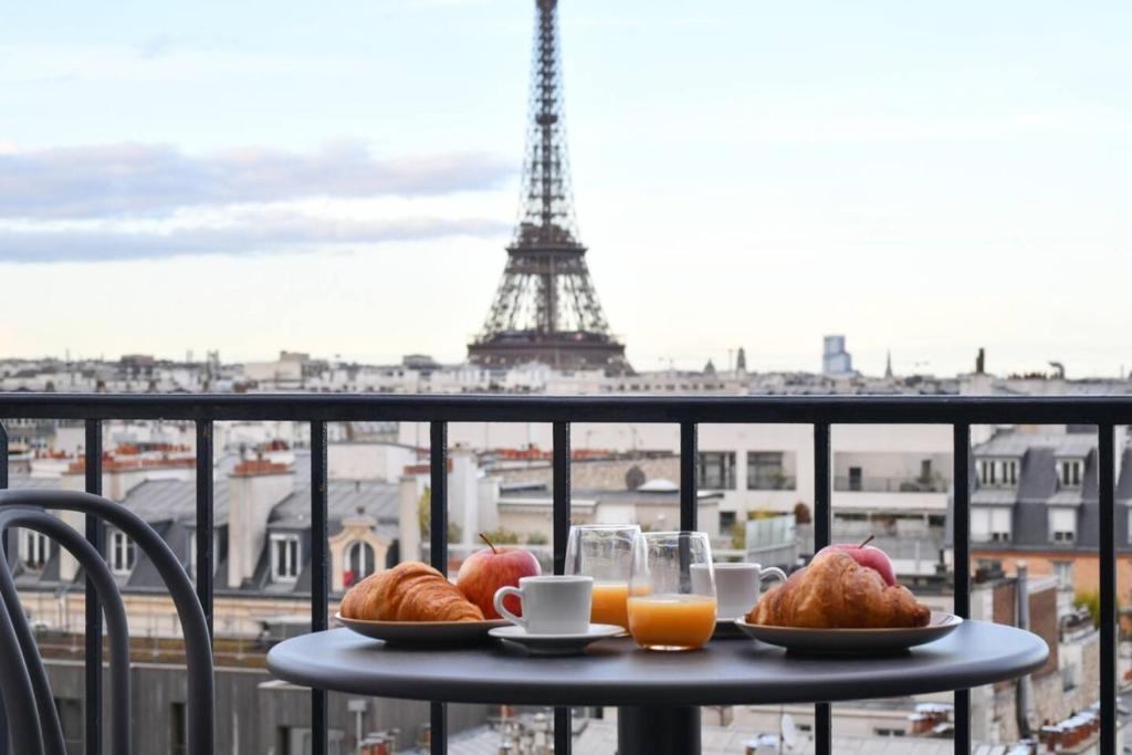 Eiffel Tower View 1BR Newly Renovated and Elegant