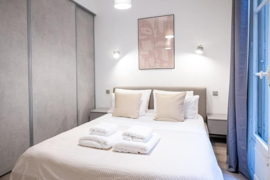 Eiffel Tower and Arc de Triomphe Elegant 1BR
