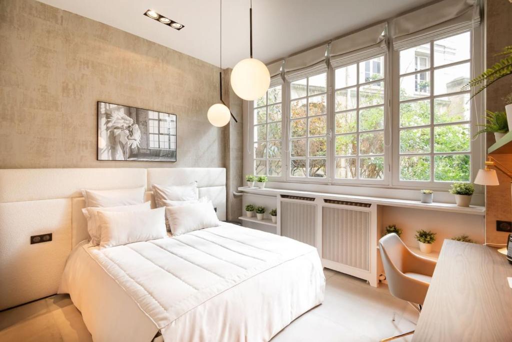 Elegant Marais 1BR Overlooking a Private Garden