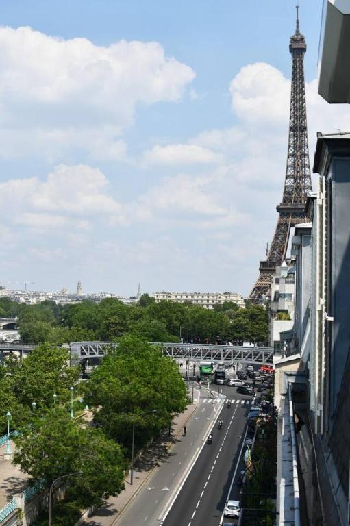 Stylish 1BR view of River Seine and Eiffel Tower