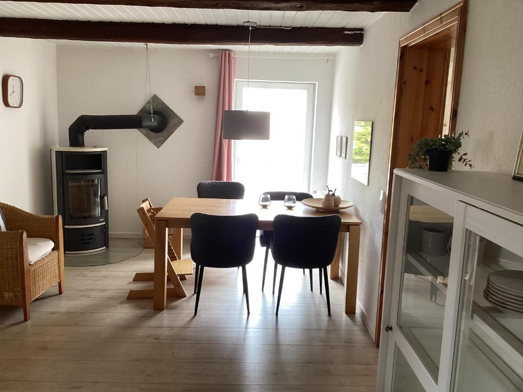 a kitchen and dining room with a table and chairs at Storchennest im Leinetal in Einbeck