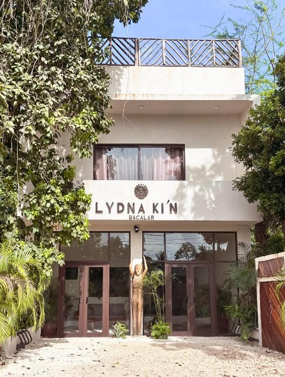 a building with a sign that reads hyundai kiwiishi kanu at Hotel Lydna Ki'n in Bacalar
