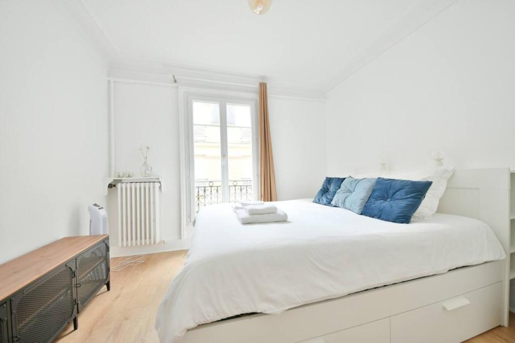 Newly furnished 2BR AC near Eiffel Tower