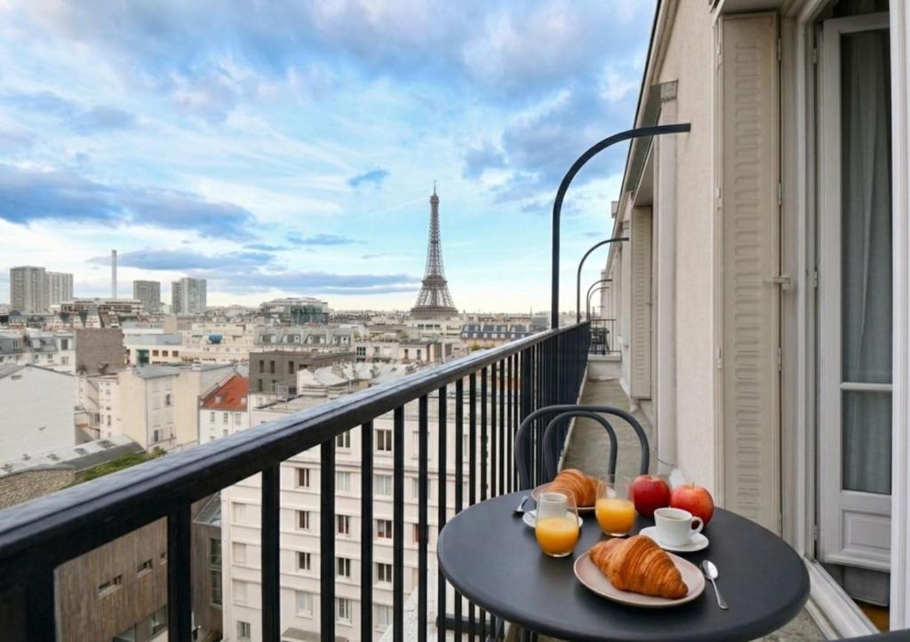 Eiffel Tower View 1BR Newly Renovated and Bright